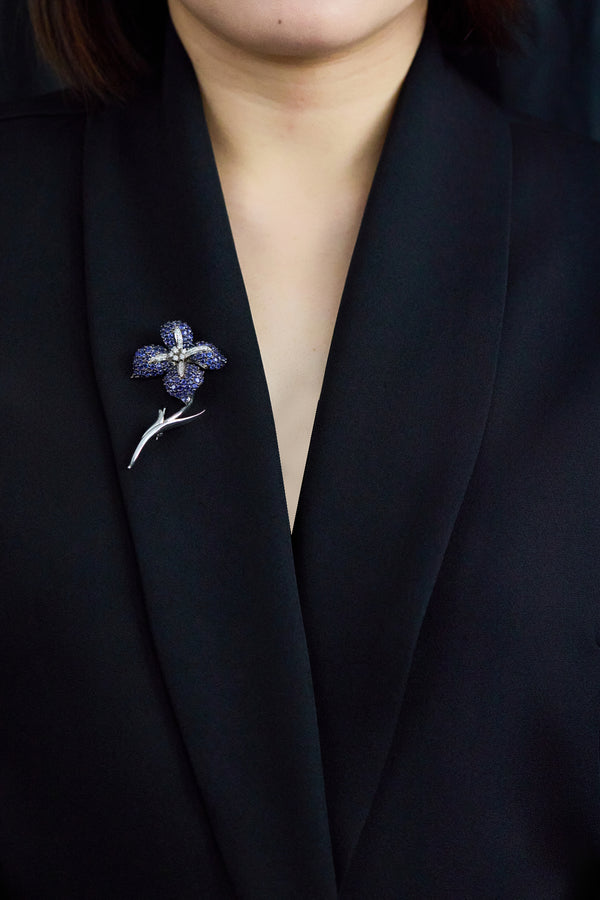 5.54 Carats Round Cut Blue Sapphire & Diamond Flower Brooch in White Gold