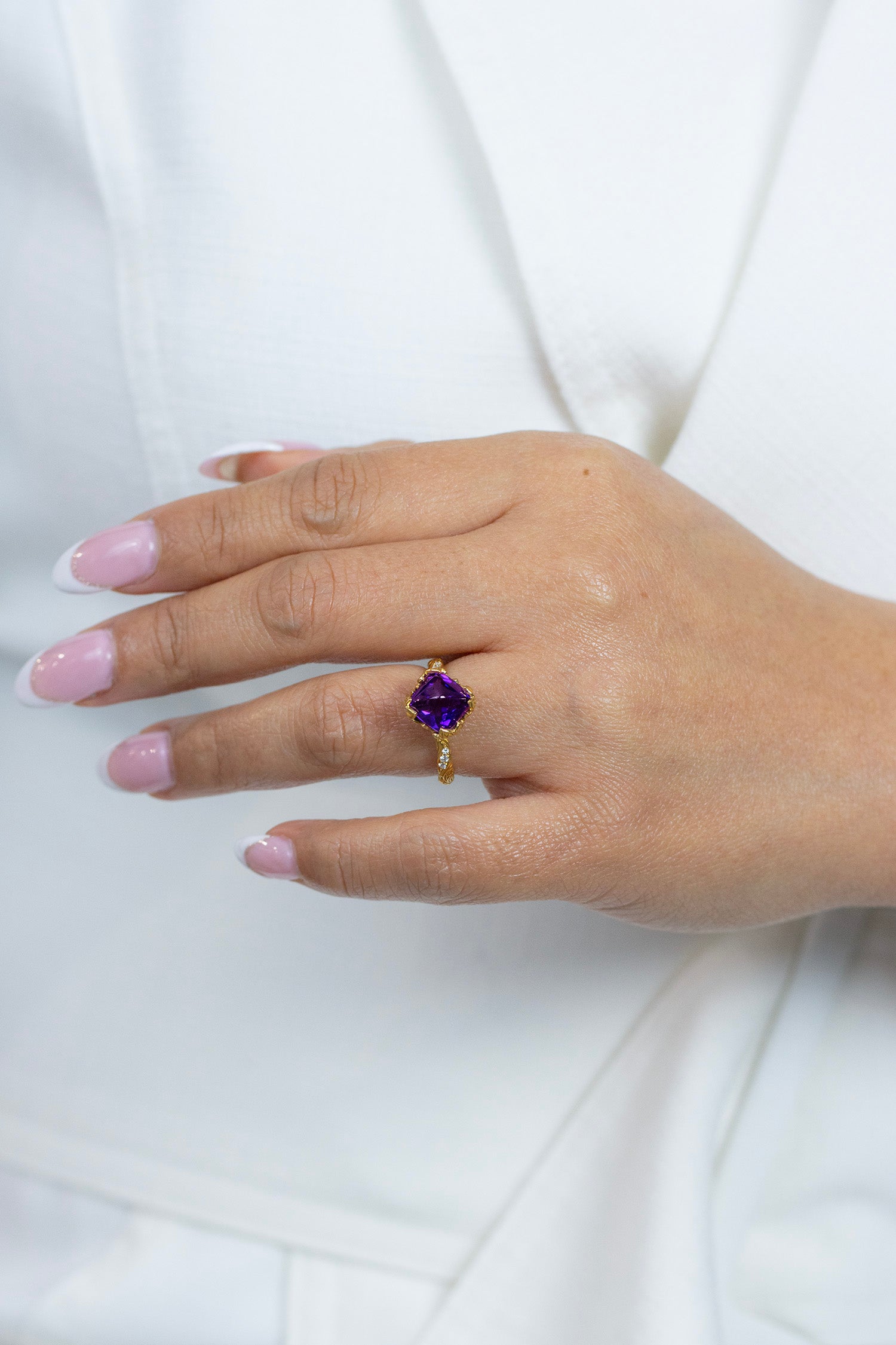 Carrera y Carrera Lia Ring 2.77 Carats Sugarloaf Amethyst & Diamond in Yellow Gold