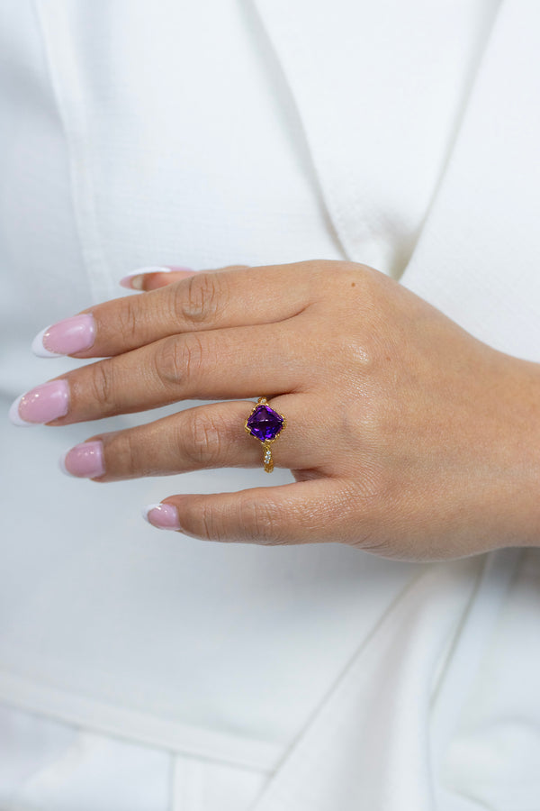 Carrera y Carrera Lia Ring 2.77 Carats Sugarloaf Amethyst & Diamond in Yellow Gold