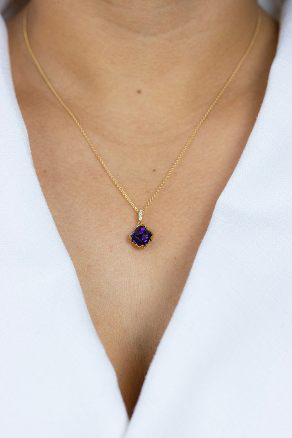 Carrera y Carrera 2.83 Carats Sugarloaf Amethyst & Diamond Lia Pendant Necklace in Yellow Gold