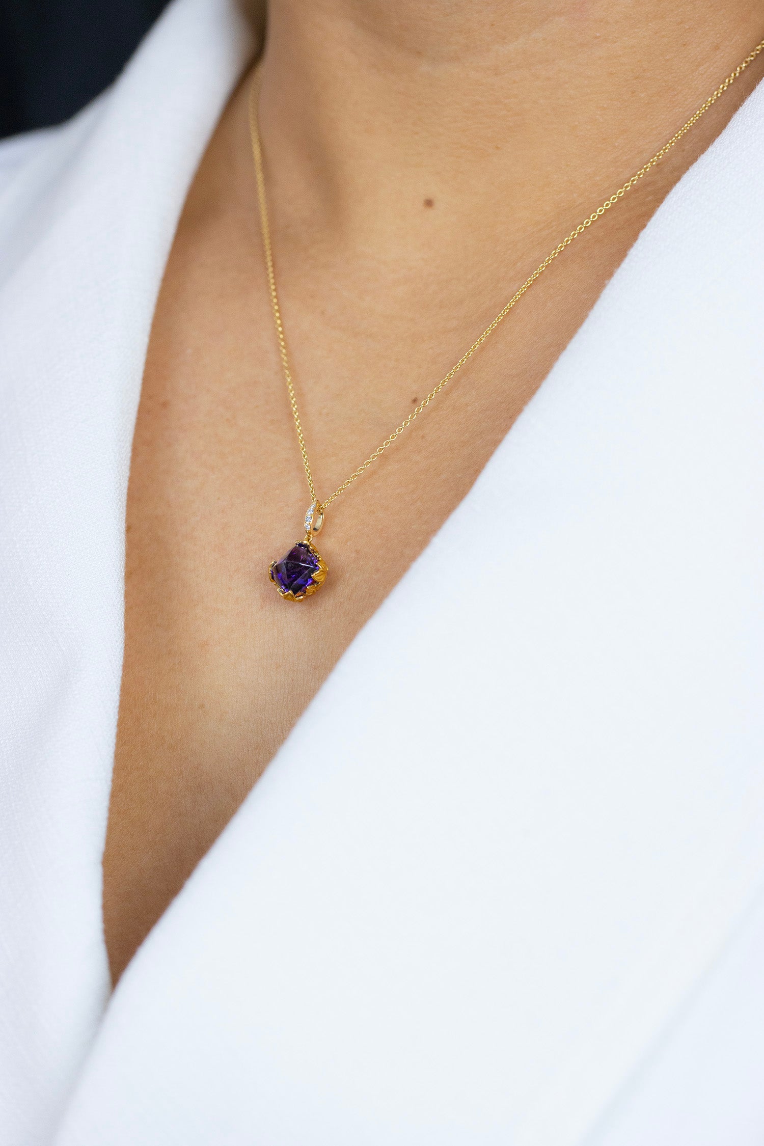 Carrera y Carrera 2.83 Carats Sugarloaf Amethyst & Diamond Lia Pendant Necklace in Yellow Gold