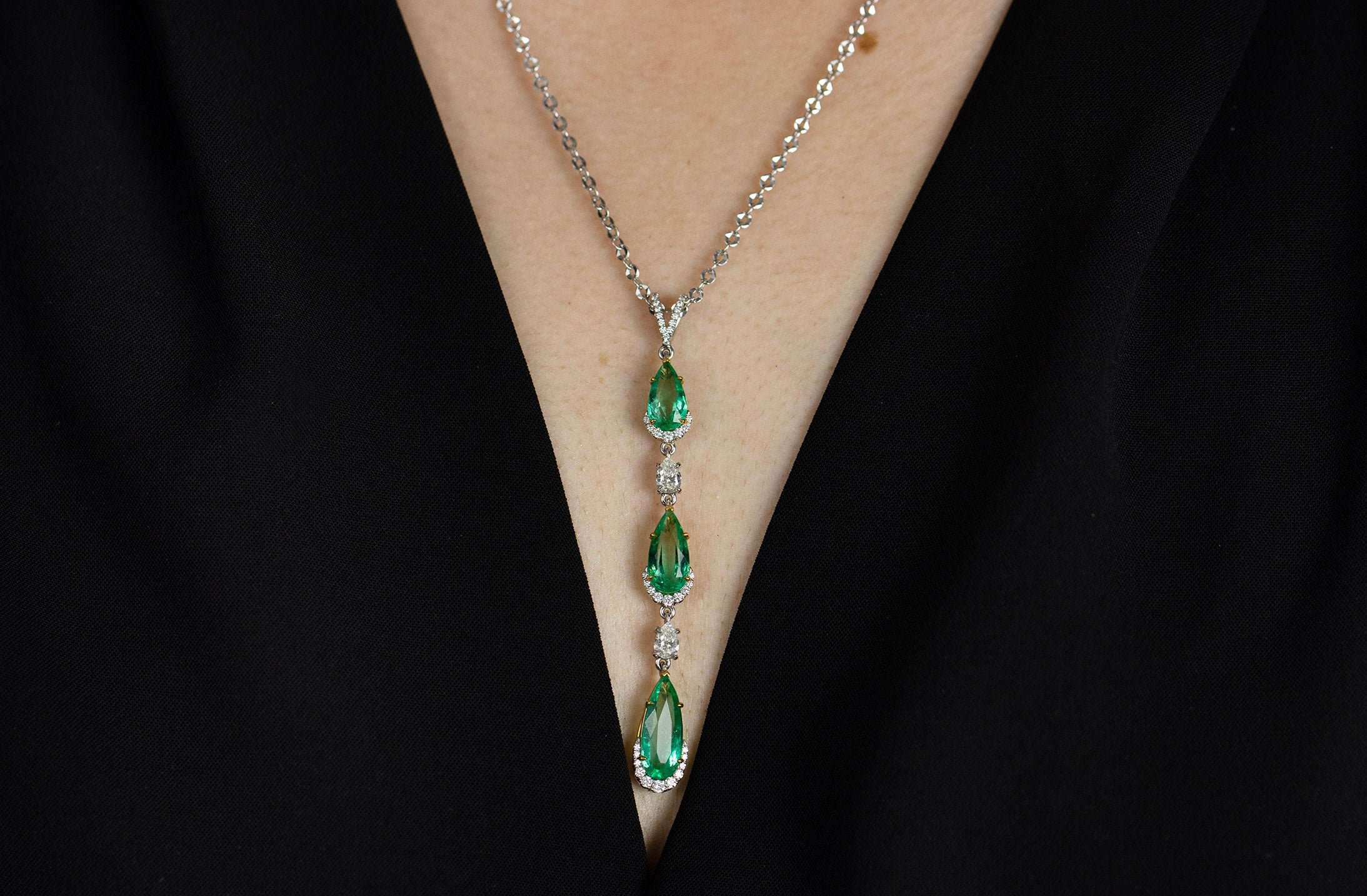 5.50 Carats Total Pear Shape Colombian Emerald & Diamond Pendant Necklace in Yellow Gold & Platinum