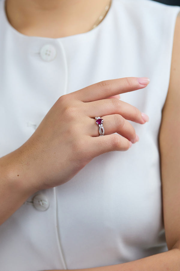 Stunning 1.34 carat oval-cut ruby and diamond fashion ring in white gold
