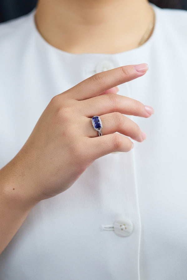 sapphire and diamond fashion ring.