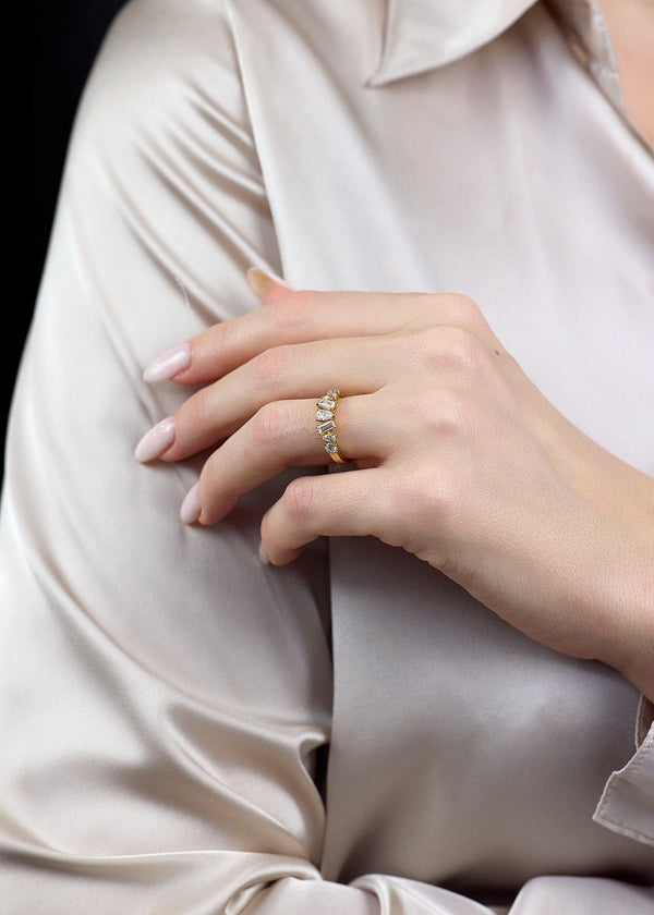 1.04 Carats Total Mixed-Cut Diamond Seven-Stone Fashion Ring in Yellow Gold