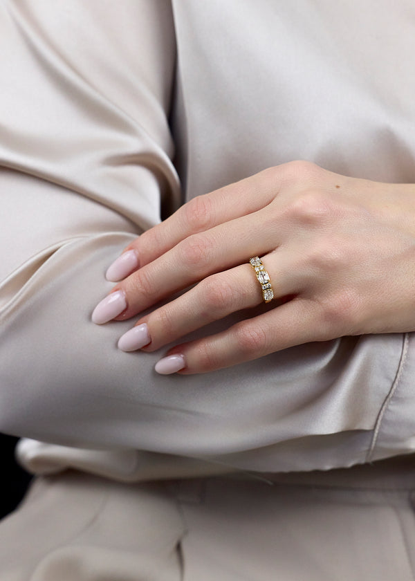 1.33 Carats Total Three-Stone Antique Cushion-Cut Diamond Wedding Band in Yellow Gold