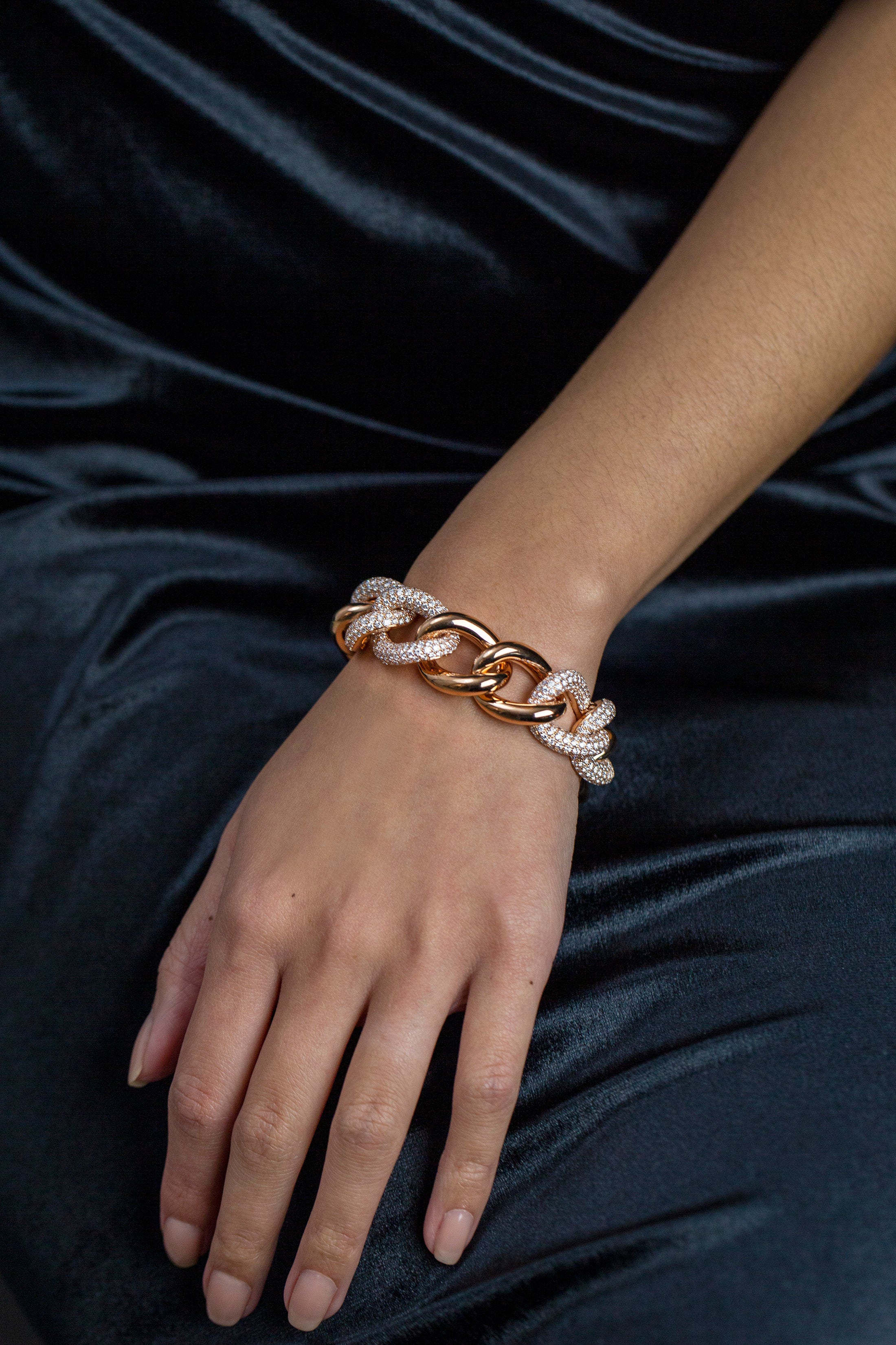 13.19 Carat Total Round Brilliant Cut Diamond Intertwined Large Link Bracelet in Rose Gold