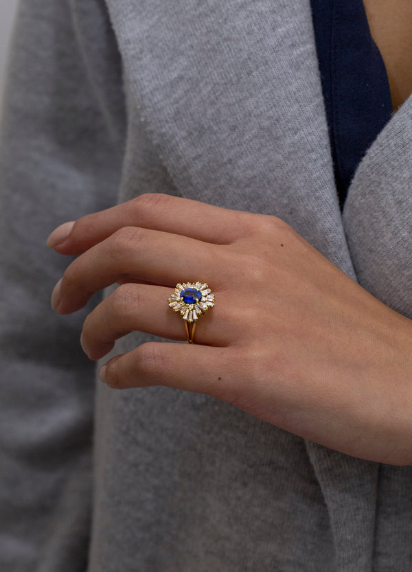 1.17 Carats Oval Cut Blue Sapphire & Mixed-Cut Diamond Cluster Fashion Ring in Yellow Gold