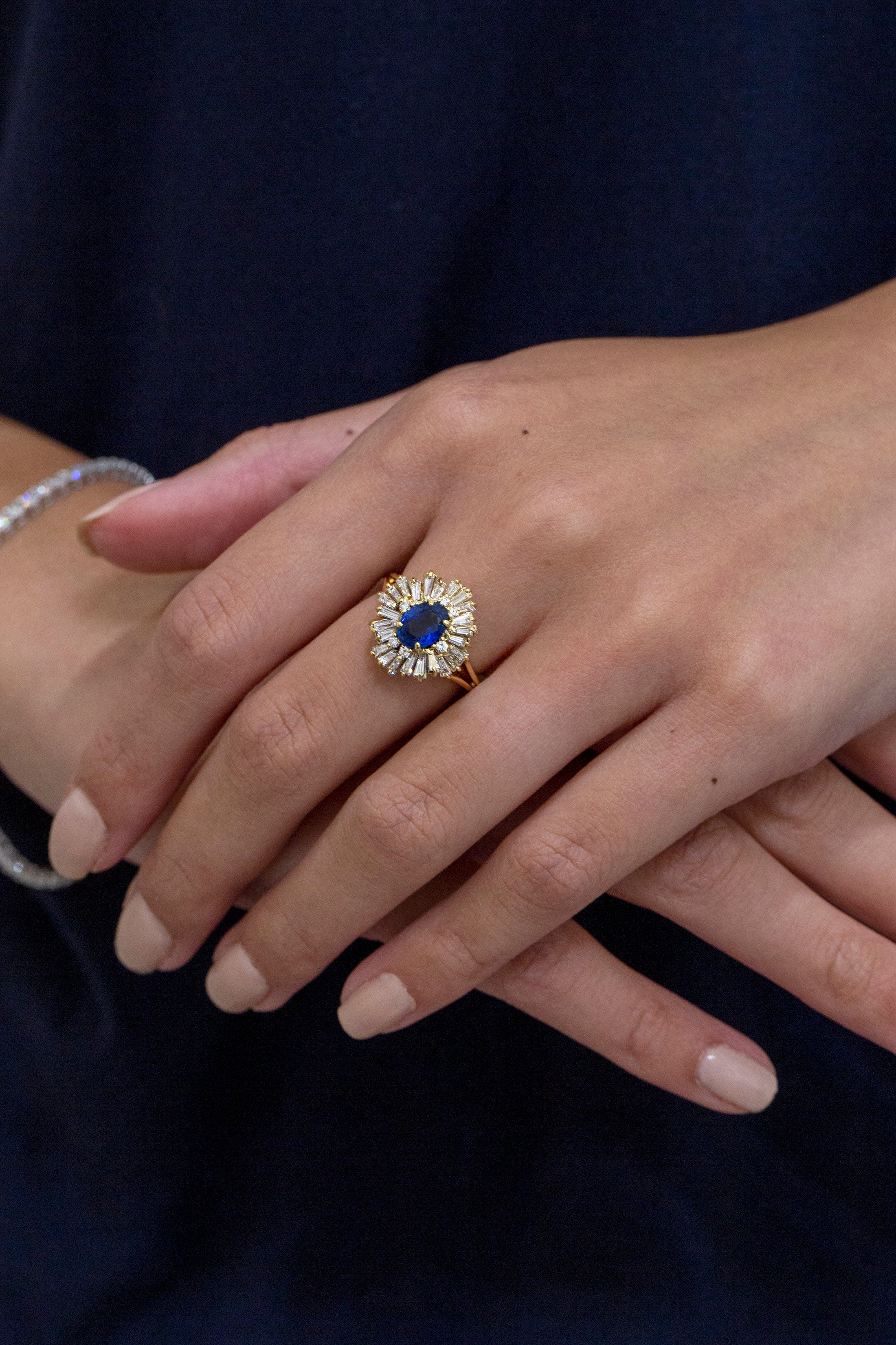 1.17 Carats Oval Cut Blue Sapphire & Mixed-Cut Diamond Cluster Fashion Ring in Yellow Gold